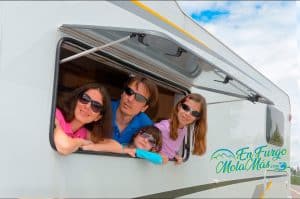 Una familia está mirando por la ventana de un rv.