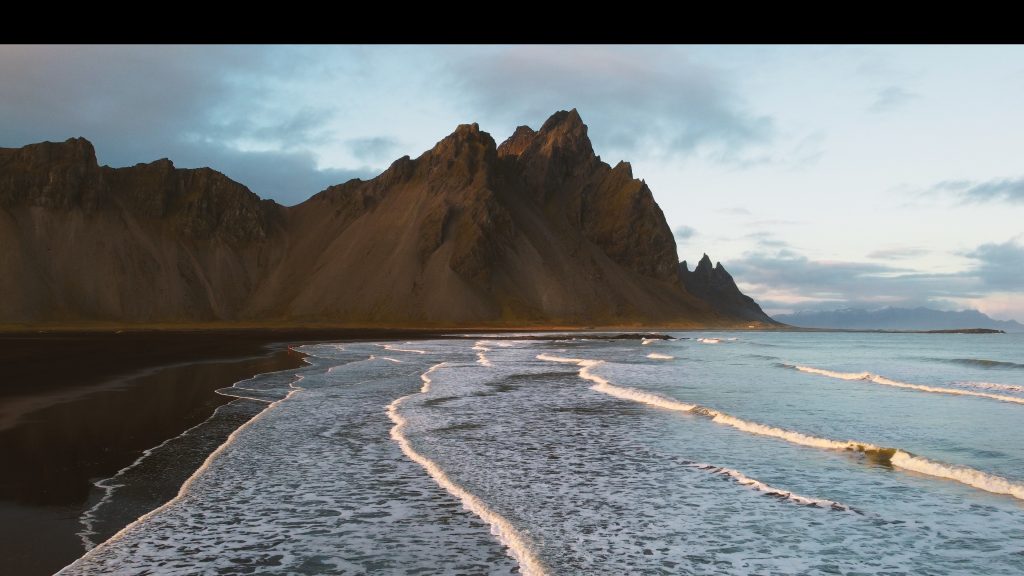 La playa más fotografiada de Islandia : Stokness. Lugar perfecto para pernoctar en Autocaravana