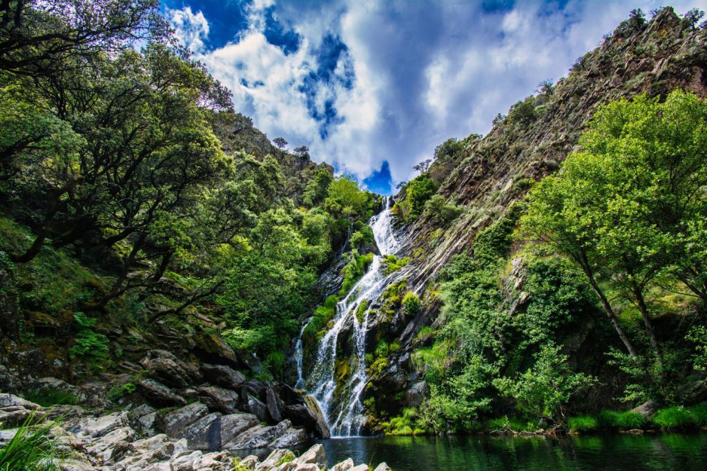 Poza Natural al pie de la impresionante cascada del Chorrituelo de Ovejuela.