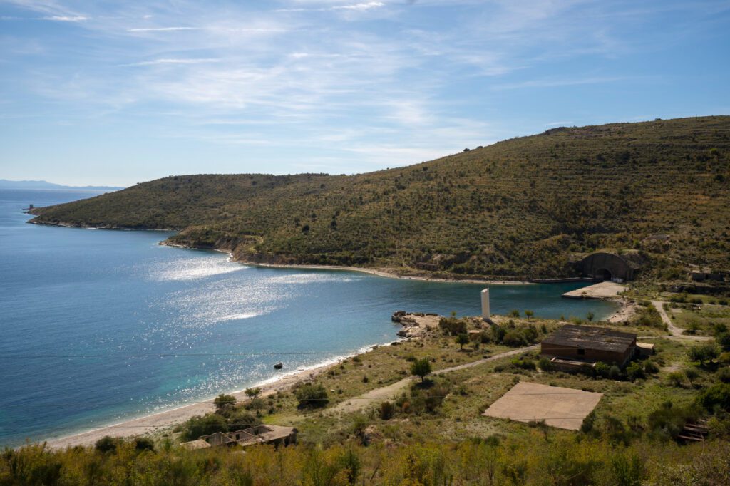 Bahía azul en Porto Palermo cerca de Himare en Albania. 