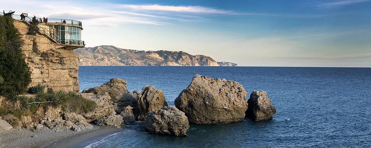 Vista de Nerja junto al Mediterráneo para planificar el extremo oriental de la Costa del Sol