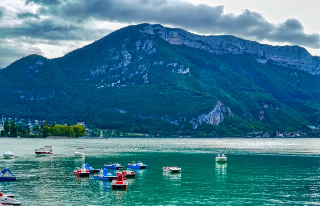 Lago de Annecy con montañas y paseo junto al agua