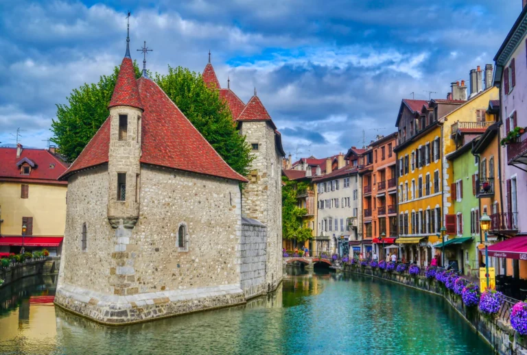 Palais de l’Ile entre canales en el casco antiguo de Annecy