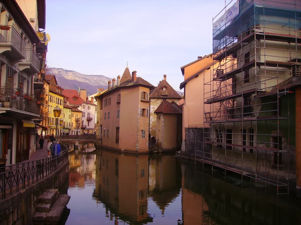 Casas de colores y canal en la Vieille Ville de Annecy