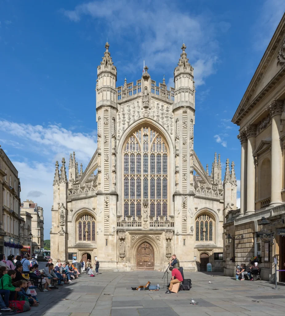 Fachada exterior de Bath Abbey en el centro histórico
