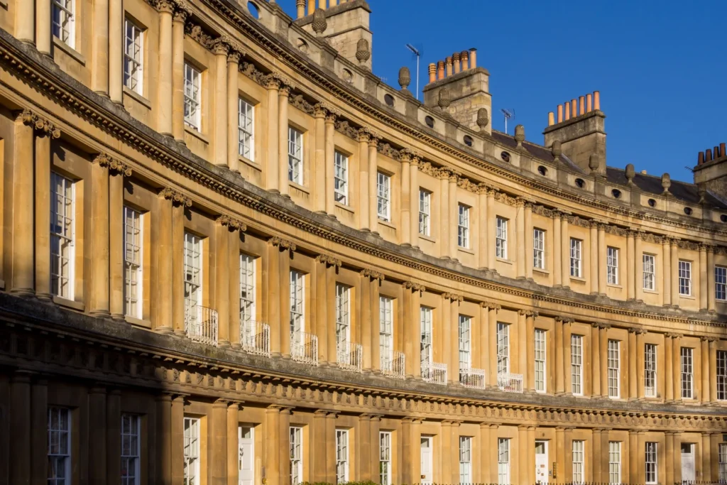 Royal Crescent en Bath visto de frente en una ruta por el centro georgiano