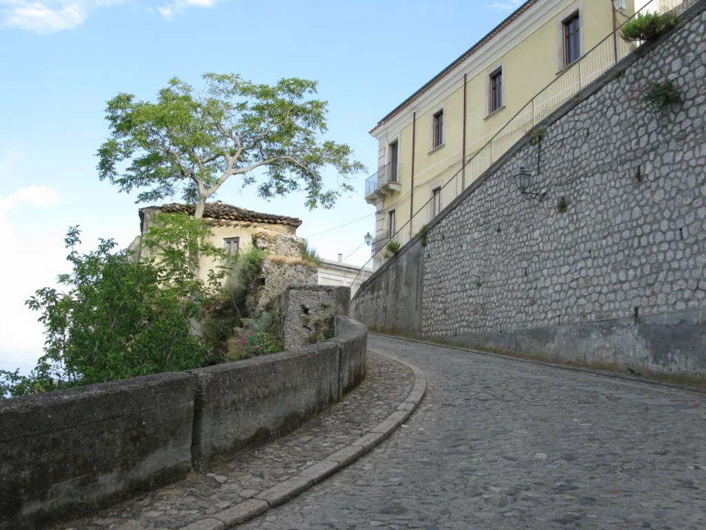 Vista del pueblo historico de Gerace en Calabria