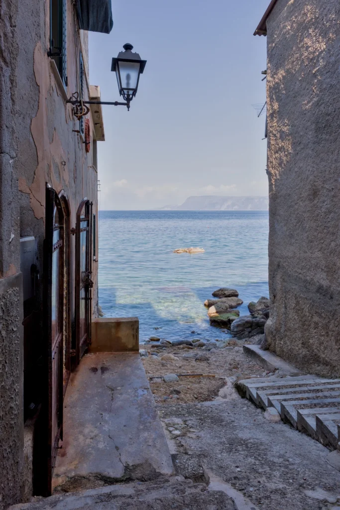 Calle junto al mar en Chianalea de Scilla Calabria