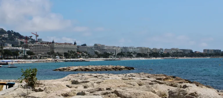 Paseo de La Croisette junto al mar en Cannes