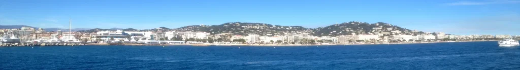 Panorama de la bahia de Cannes vista desde el mar