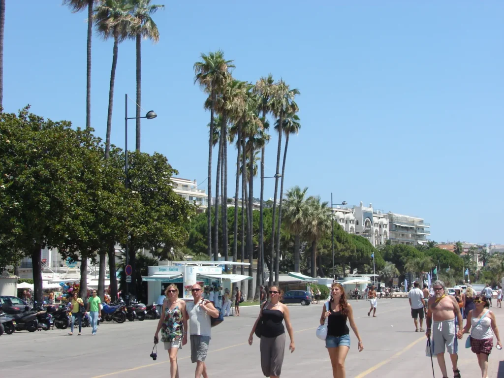 Playa de La Croisette en Cannes con arena y sombrillas
