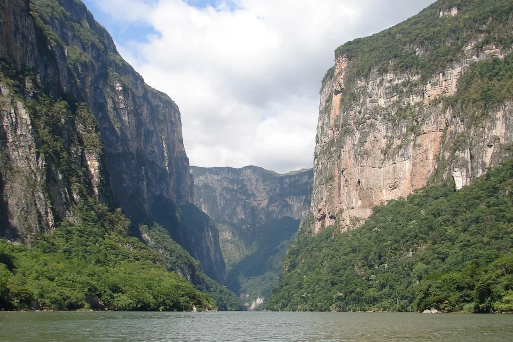 Río Grijalva entre las paredes del Cañón del Sumidero