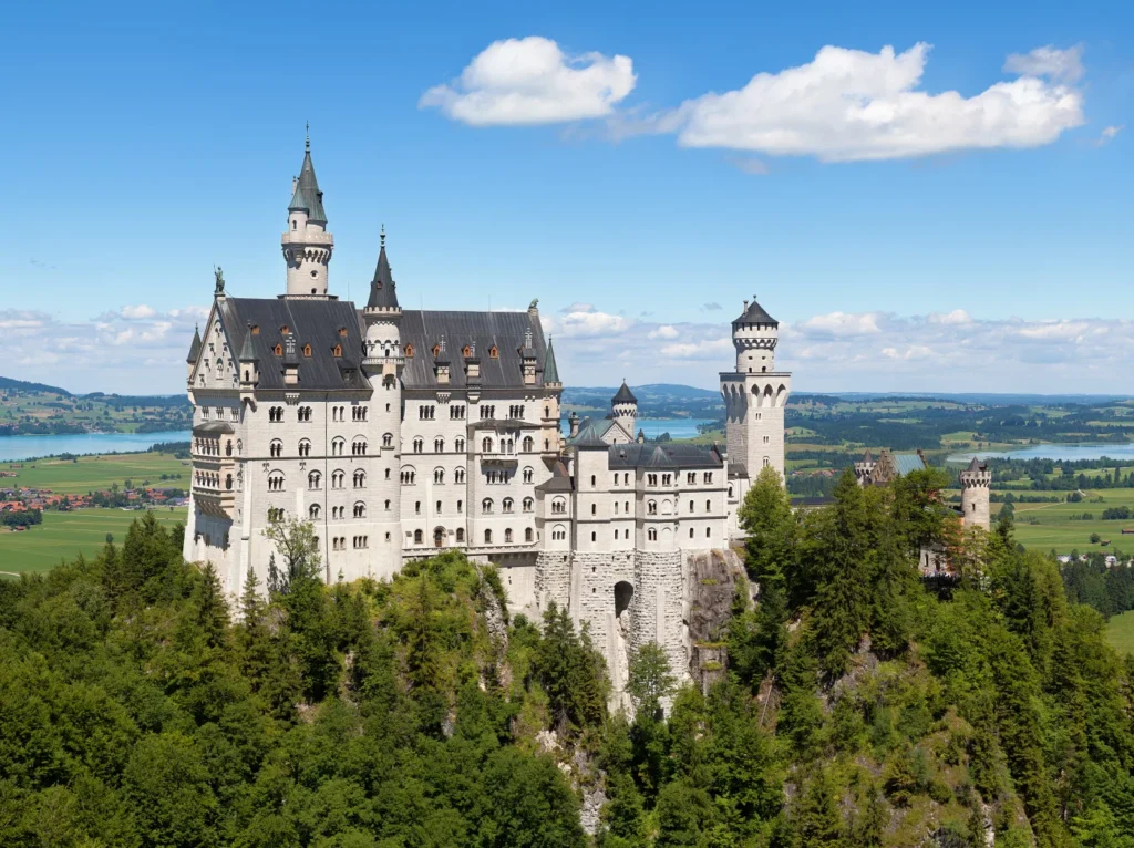 Castillo de Neuschwanstein visto desde el mirador con lagos y montañas de Baviera
