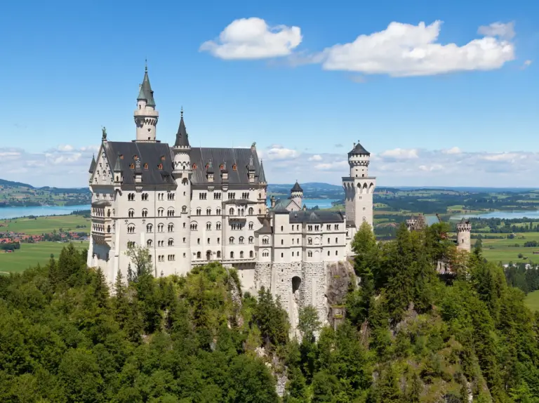 Castillo de Neuschwanstein visto desde el mirador con lagos y montañas de Baviera