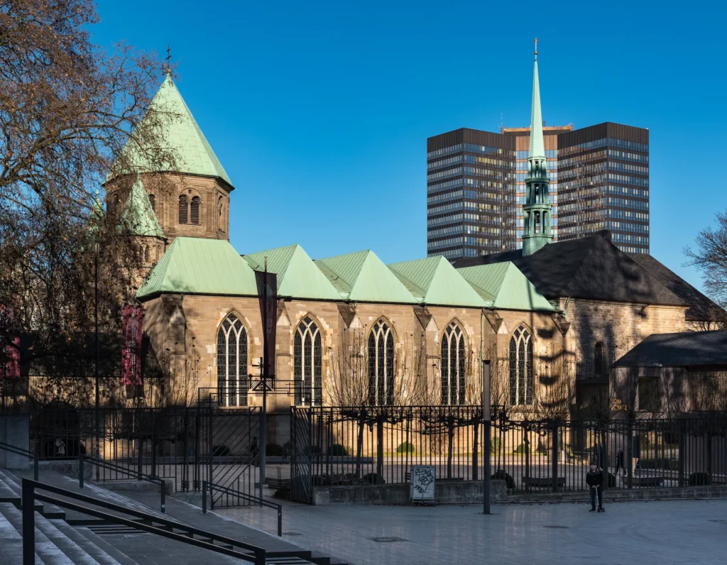 Catedral de Essen con Burgplatz y ayuntamiento en el centro de la ciudad