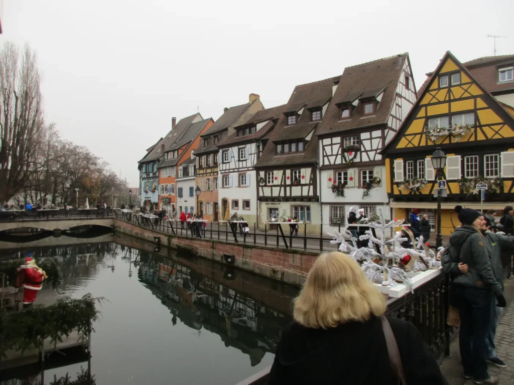 Puestos iluminados del mercado de Navidad de Colmar