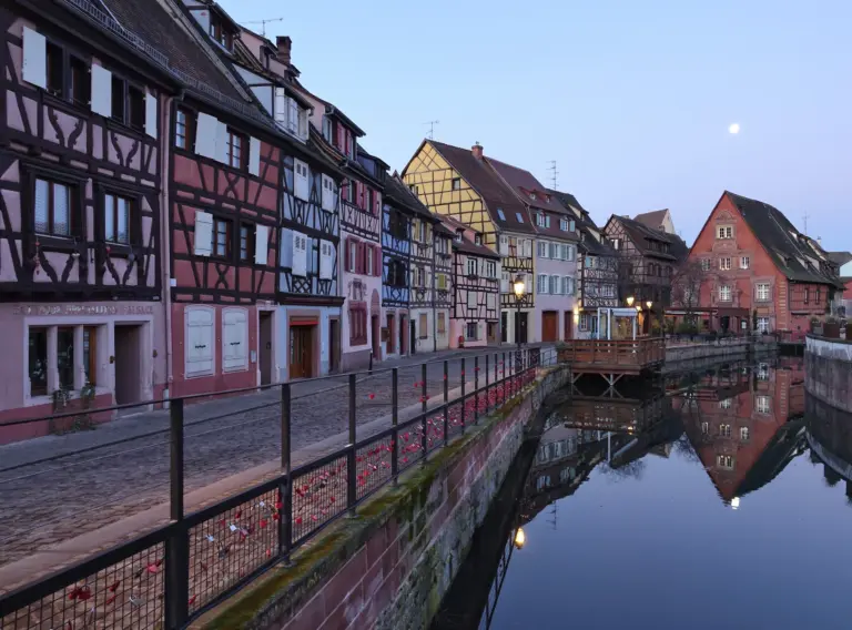 Canal de Petite Venise en Colmar con casas alsacianas