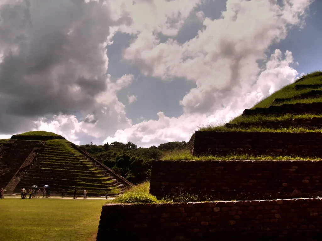 Panorámica de edificios arqueológicos en El Tajín Veracruz