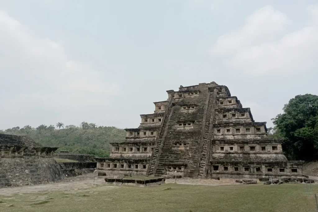 Pirámide de los Nichos en la zona arqueológica de El Tajín