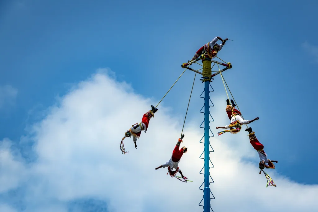 Voladores de Papantla durante una ceremonia en El Tajín