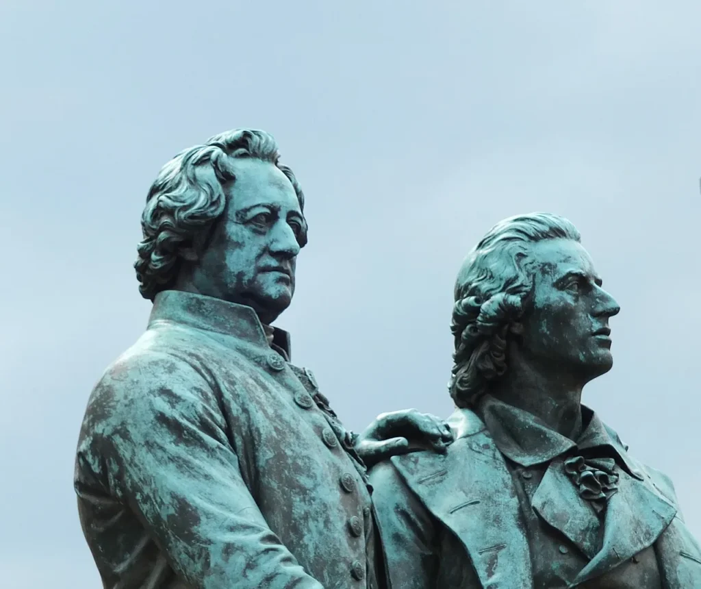 Monumento de Goethe y Schiller frente al teatro de Weimar