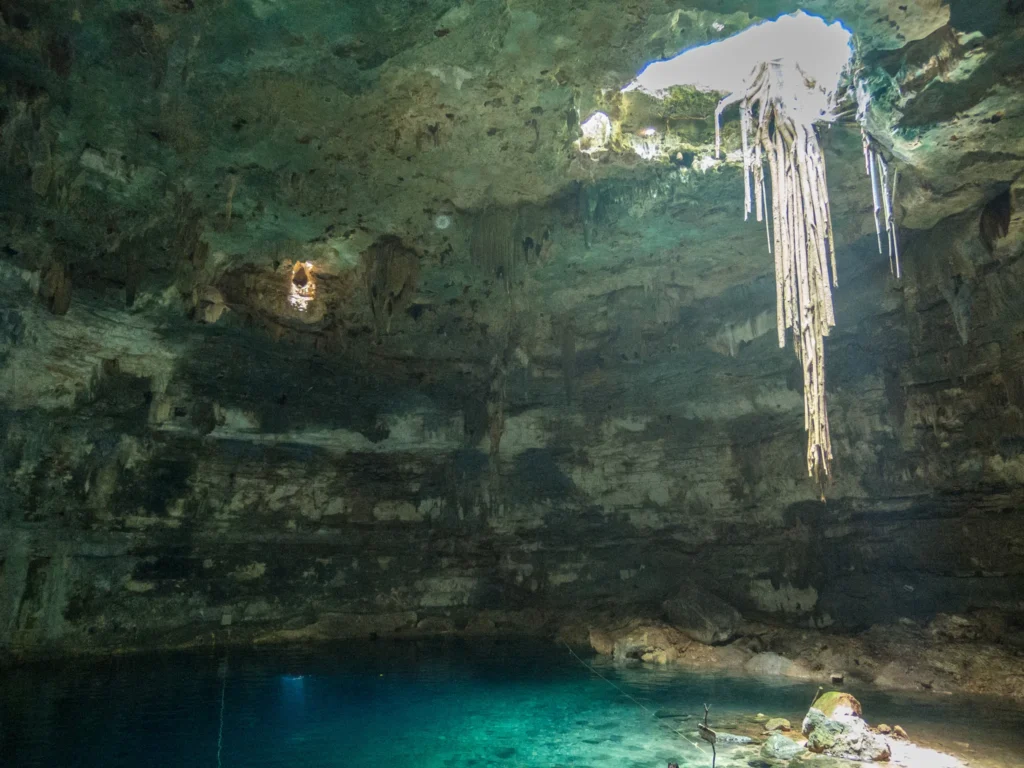 Aguas claras del Gran Cenote cerca de Tulum