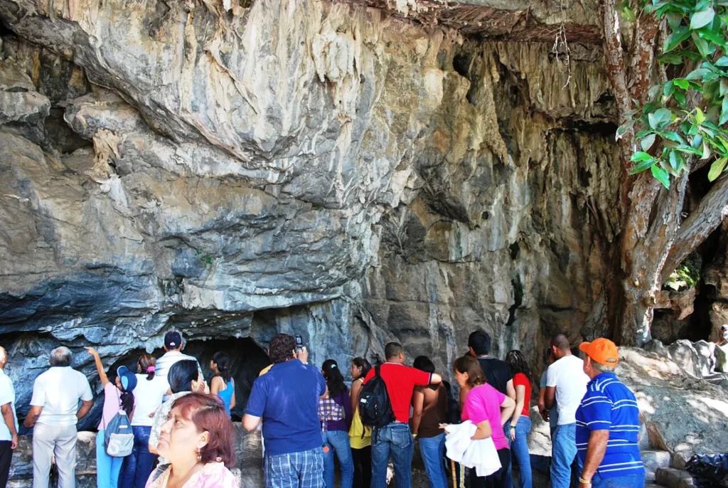Visitantes en la entrada principal de las Grutas de Cacahuamilpa