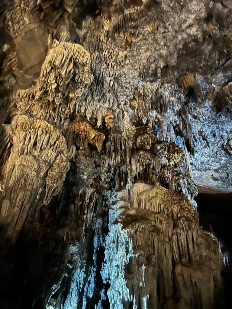 Interior iluminado de las Grutas de Cacahuamilpa