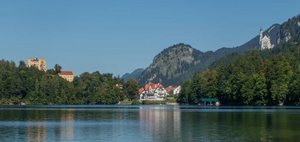 Lago Alpsee con Hohenschwangau y Neuschwanstein al fondo en Baviera