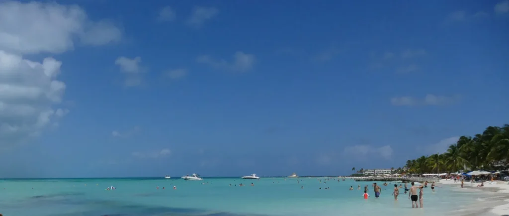Playa Norte en Isla Mujeres con arena blanca y mar turquesa