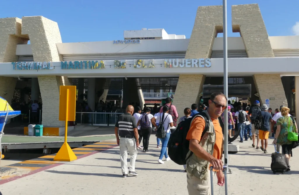 Terminal marítima de Isla Mujeres para el ferry desde Cancún