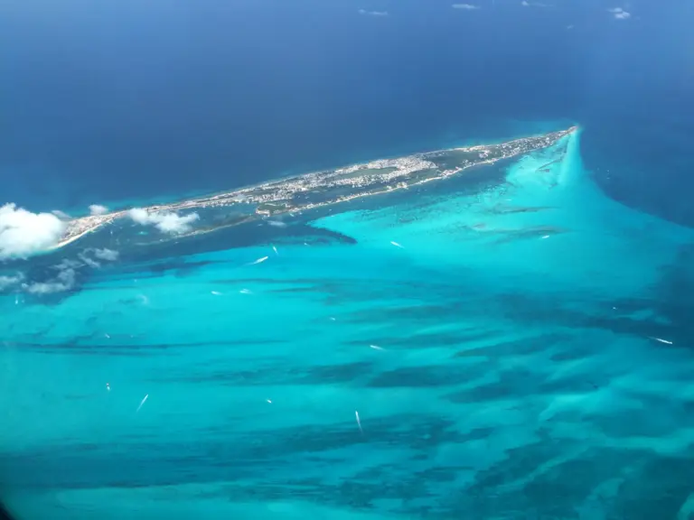 Vista aérea de Isla Mujeres para ubicar norte centro y Punta Sur
