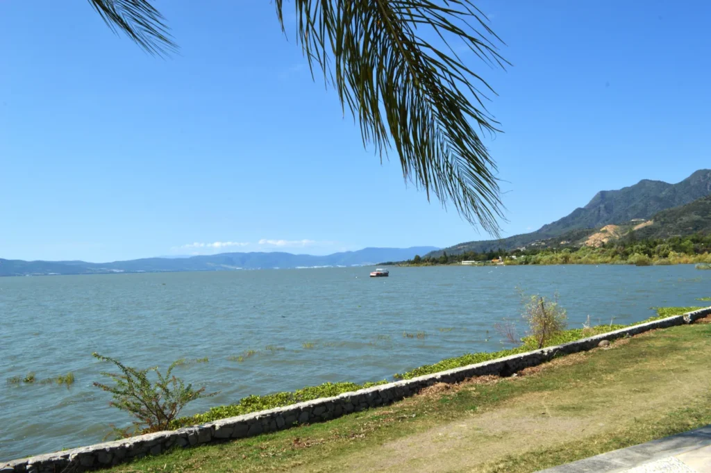 Vista del lago de Chapala desde el malecón de Ajijic en Jalisco