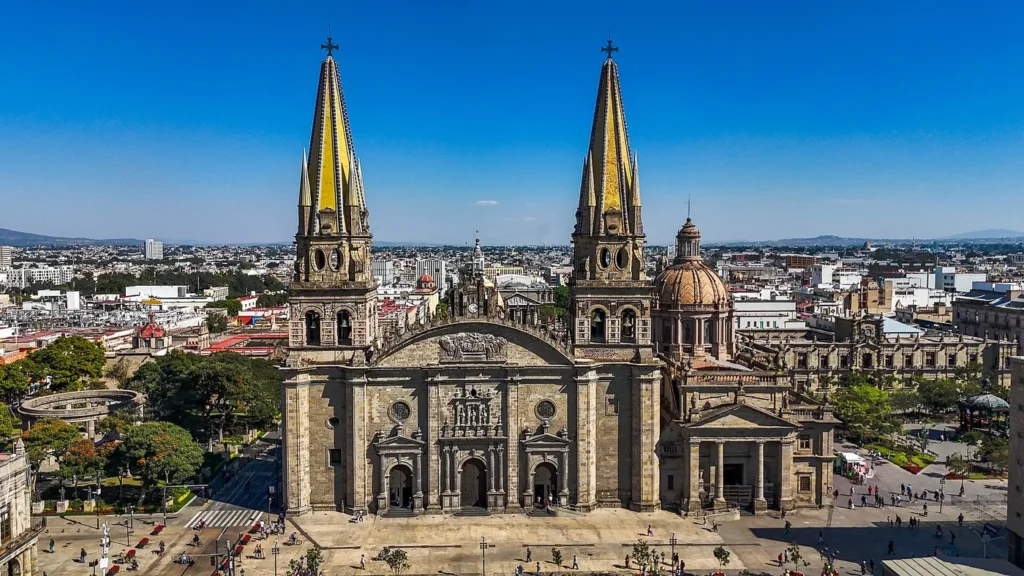 Catedral metropolitana de Guadalajara vista desde el aire en Jalisco