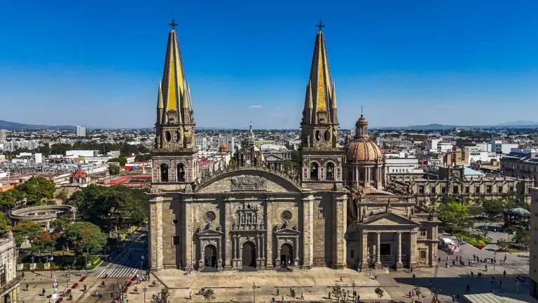 Catedral metropolitana de Guadalajara vista desde el aire en Jalisco
