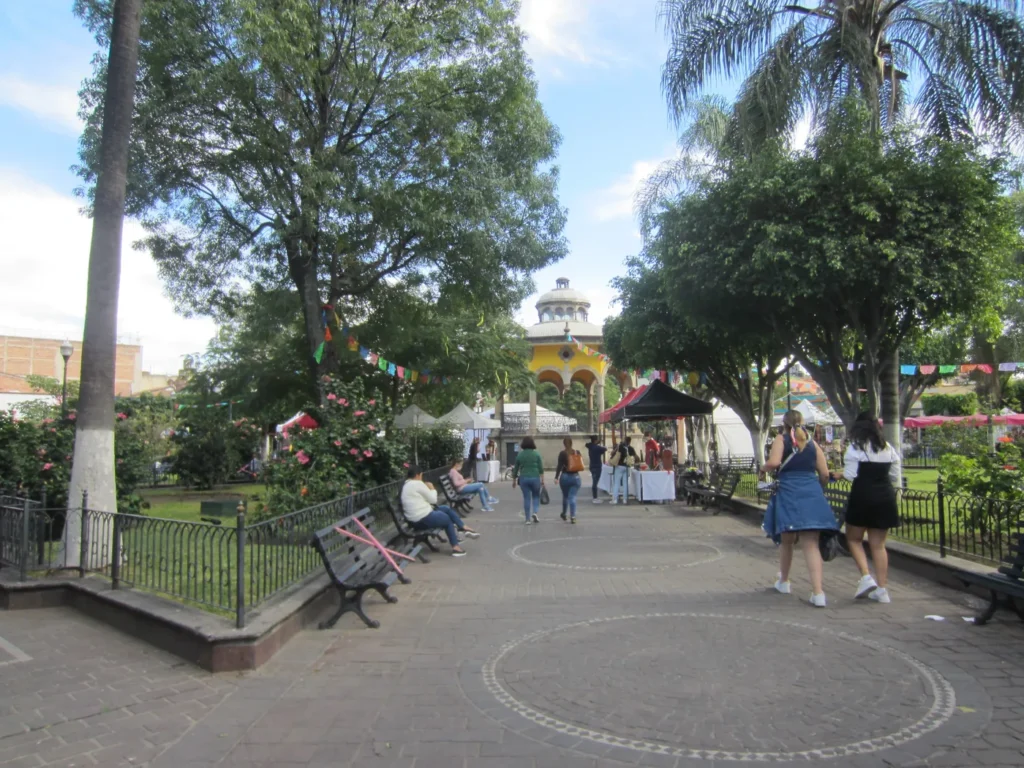 Calle colorida de Tlaquepaque Pueblo Mágico en Jalisco