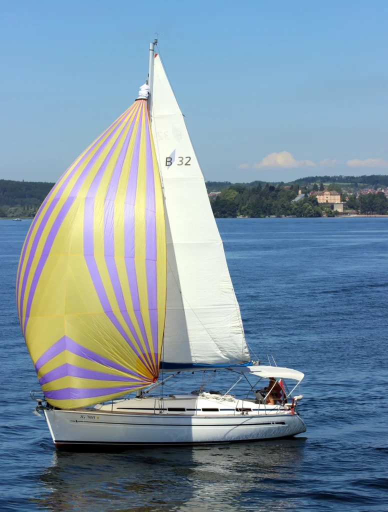 Velero en el Lago de Constanza con Mainau al fondo