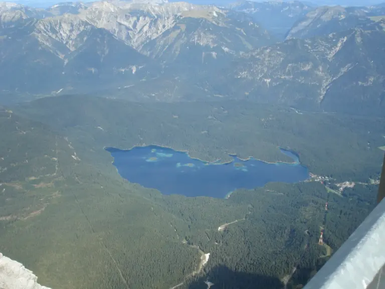 Vista del lago Eibsee y la Zugspitze en los Alpes Bávaros