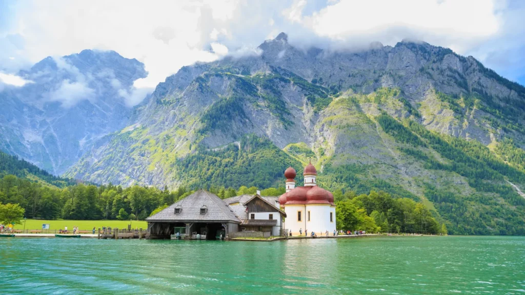Iglesia de St Bartholomä junto al lago Königssee en Berchtesgaden