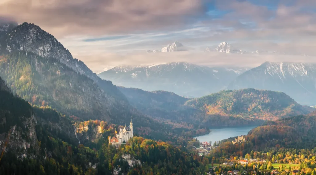 Lago Alpsee con el Castillo de Neuschwanstein en el entorno alpino de Baviera