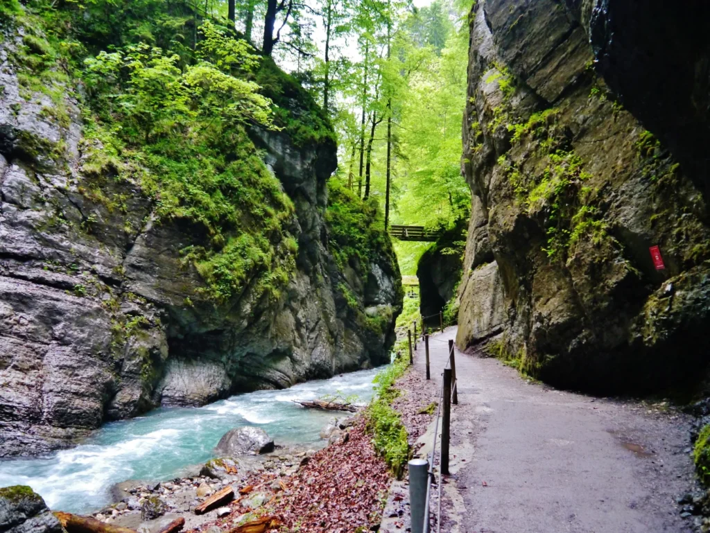 Pasarela en la garganta Partnachklamm cerca de Garmisch-Partenkirchen