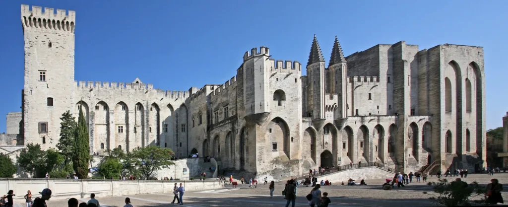 Fachada del Palais des Papes en Avignon dentro del centro histórico