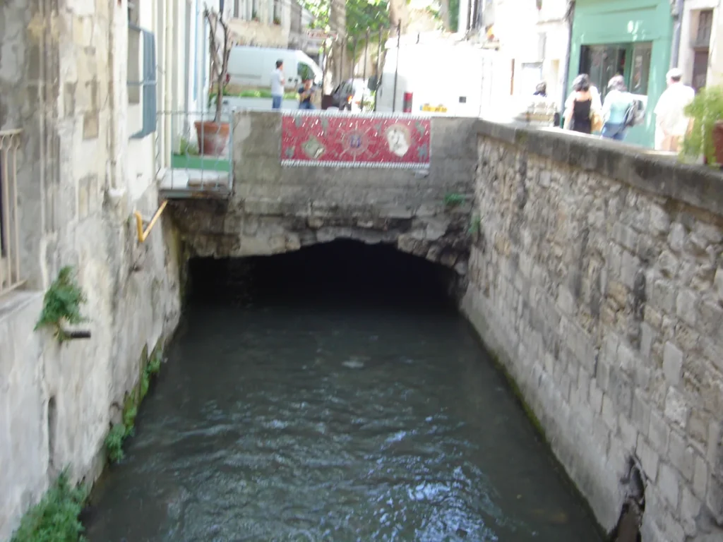 Rue des Teinturiers con canal y calle arbolada en Avignon