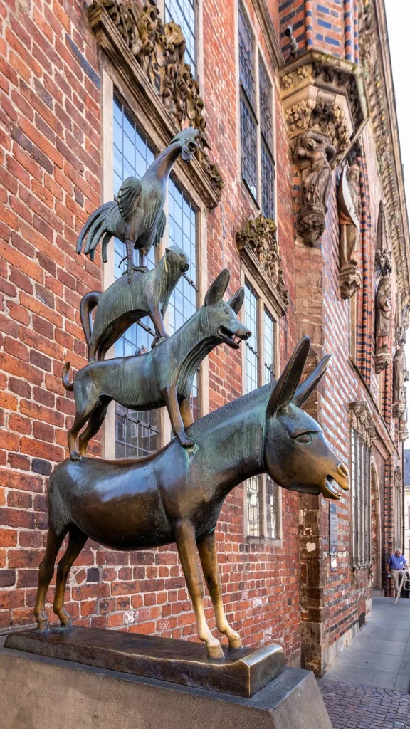 Estatua de los Músicos de Bremen junto al ayuntamiento