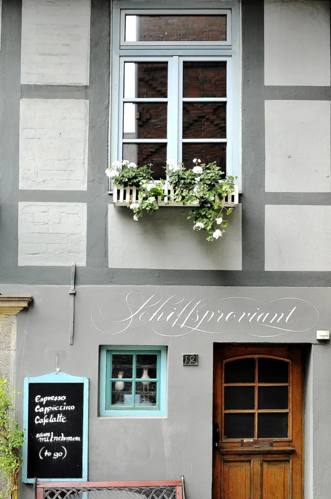 Calle estrecha con casas históricas en el barrio Schnoor de Bremen