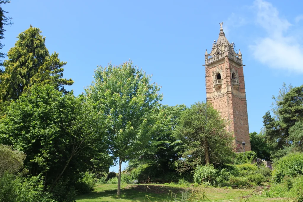 Cabot Tower en Brandon Hill con árboles en Bristol