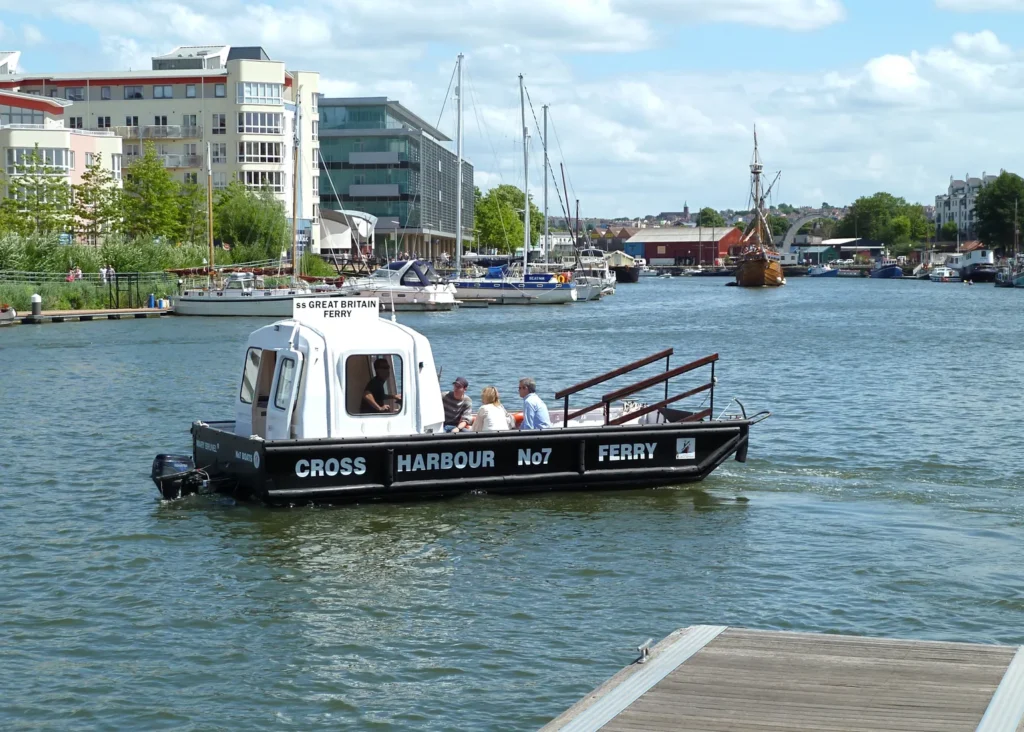 Ferry junto al SS Great Britain y la marina de Harbourside en Bristol