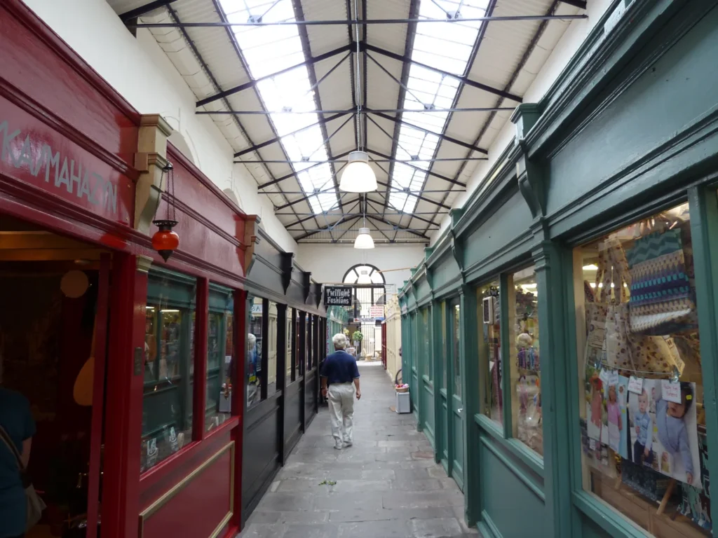 Pasaje cubierto de St Nicholas Market en el centro de Bristol