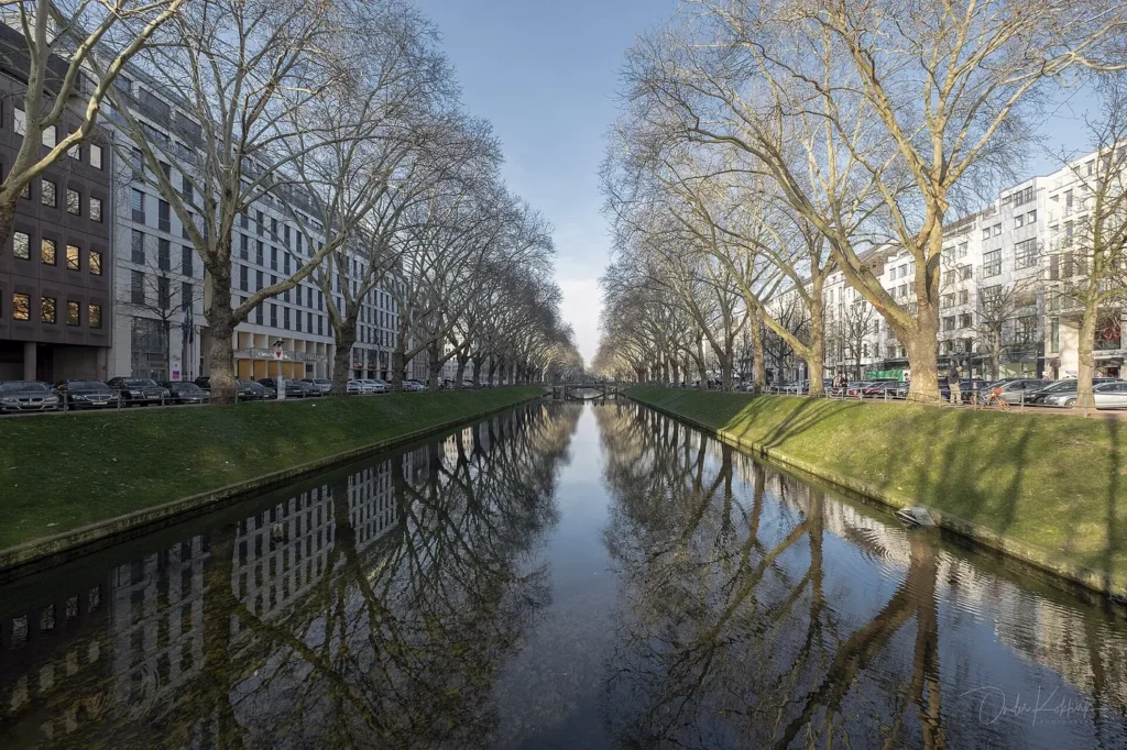 Konigsallee y canal Stadtgraben en Dusseldorf
