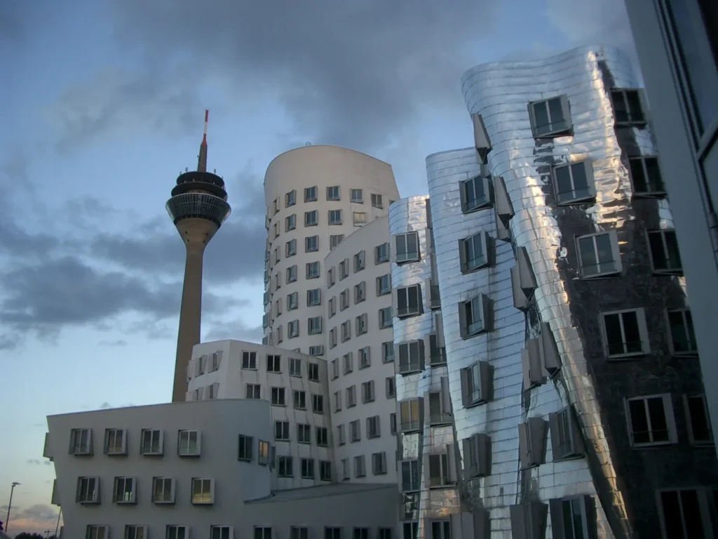 MedienHafen con edificios Gehry y Rheinturm en Dusseldorf